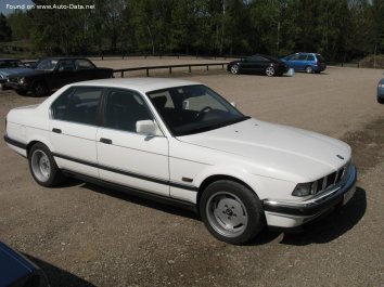 BMW 7 Series   (E32 facelift 1992) - Photo 2