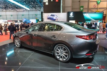 Mazda 3 IV Sedan   - Photo 3