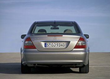 Datei:Mercedes E 220 CDI Classic (W211) rear 20100509.jpg – Wikipedia